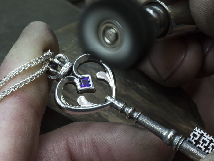 What is the symbolic meaning of key jewellery?
