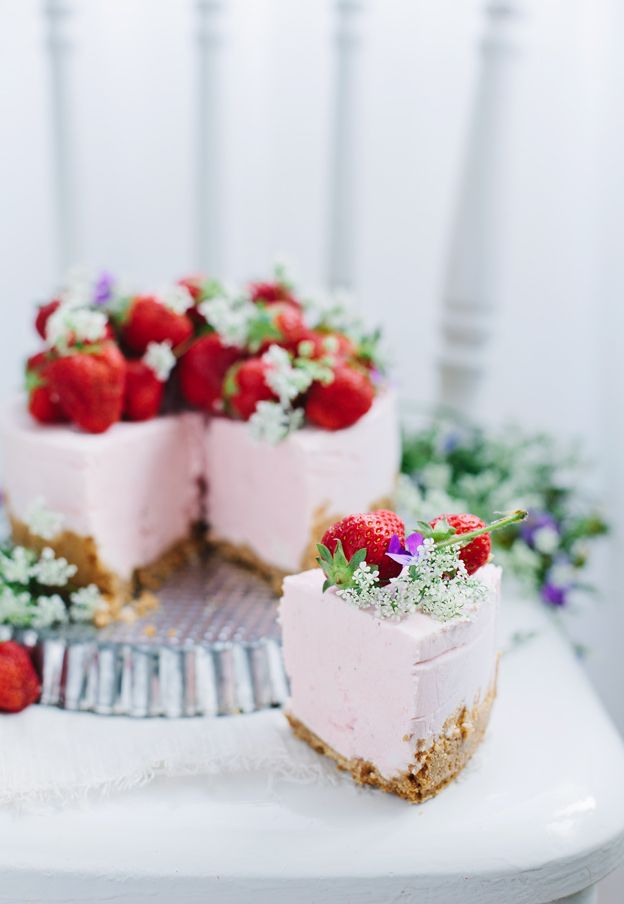 Wedding Wednesday Loves: Strawberry Summer Wedding Cake