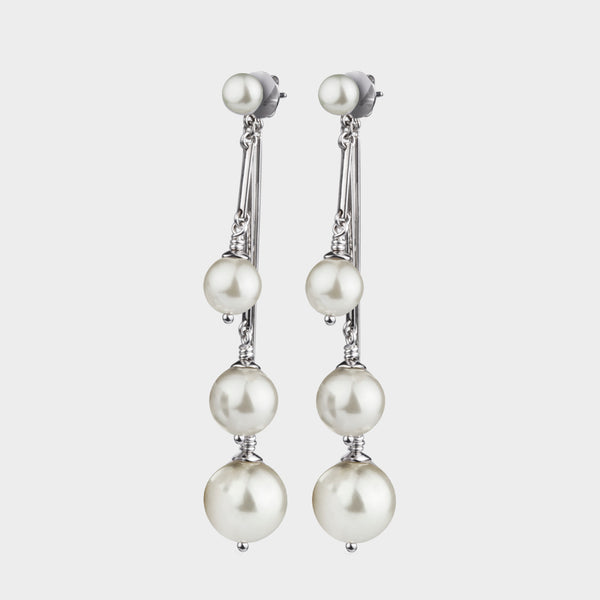 Front view of white 3 pearls blanche earrings with silver.