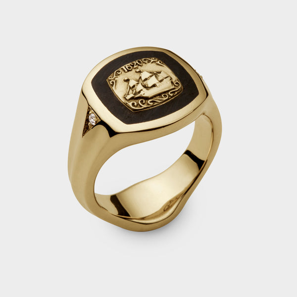 solid gold signet ring with an image of the Mayflower in gold inlaid in London Oak.