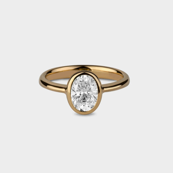 Oval Halo Ring in 18 Carat Yellow Gold