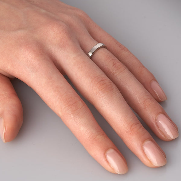 a womens hand wearing a times square wedding band